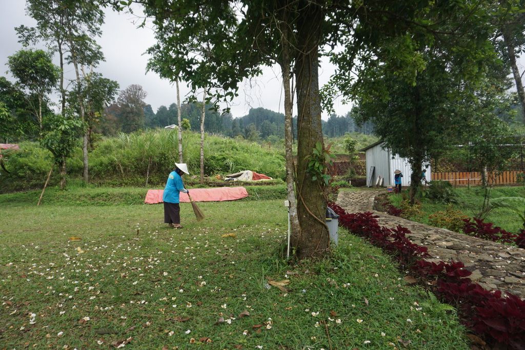 Pekerja menyapu area taman di Wisata Alam Bukit Tengtung di Baturraden, Banyumas, Jawa Tengah, Jumat (16/9/2022).