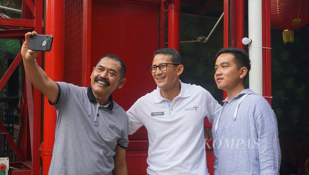 Ketua DPC PDI-Perjuangan FX Hadi Rudyatmo (kiri) berswafoto dengan Menteri Pariwisata dan Ekonomi Kreatif Sandiaga Uno dan Wali Kota Surakarta Gibran Rakabuming Raka, di Kota Surakarta, Jawa Tengah, Sabtu (29/4/2023).
