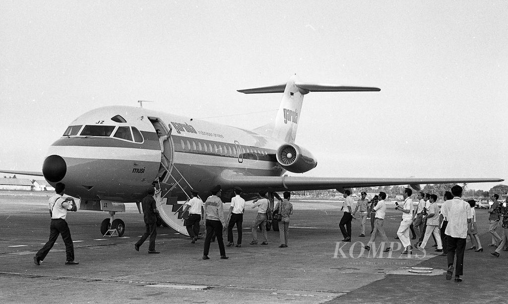 PN Garuda diperkaya dengan sebuah Fokker Fellowship F-28. Pesawat jet yang bertempat duduk 65 buah ini cocok untuk penerbangan jarak sedang. Pesawat ini  mampu melakukan penerbangan sejauh 1000 mil tanpa mengisi bahan-bakar dengan kecepatan maksimum 650 km per jam. Indonesia memesan tiga buah (30/08/1971).