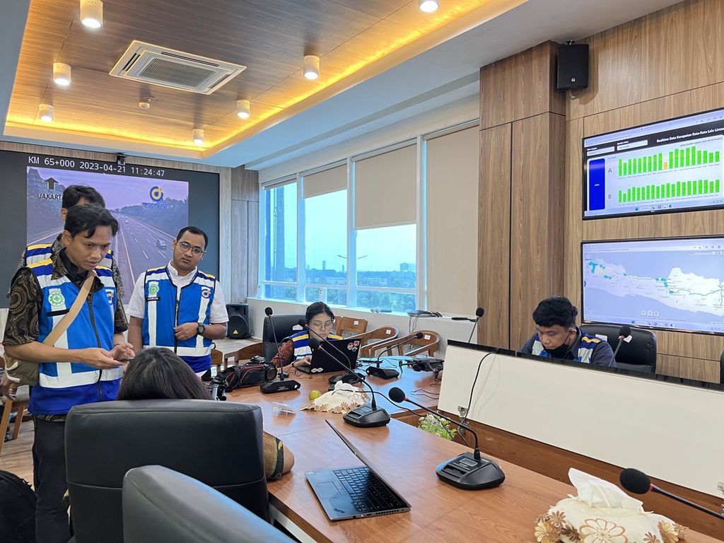 Sejumlah petugas di salah satu ruang kerja di Posko Pantau PT Jasa Marga Km 70 Gerbang Tol Cikampek Utama, Jumat, (21/4/2023).