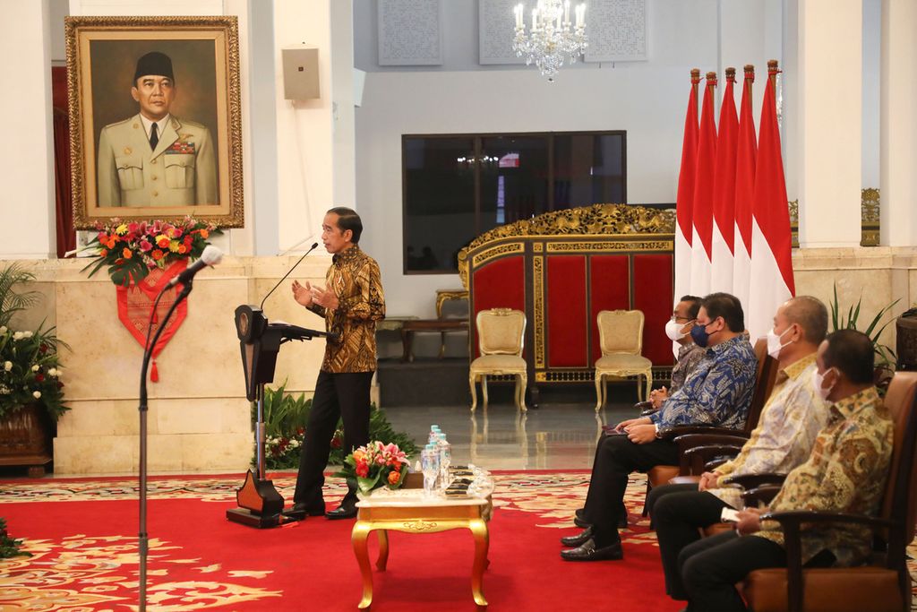 President Joko Widodo was the keynote speaker at the 12th Kompas100 CEO Forum by East Ventures event at the State Palace, Jakarta, Thursday (18/11/2021). The President conveyed a number of achievements in handling Covid-19, a number of agreements at the G20 Summit forum, the development of environmentally friendly energy, and restrictions and cessation of exports of raw mining products.