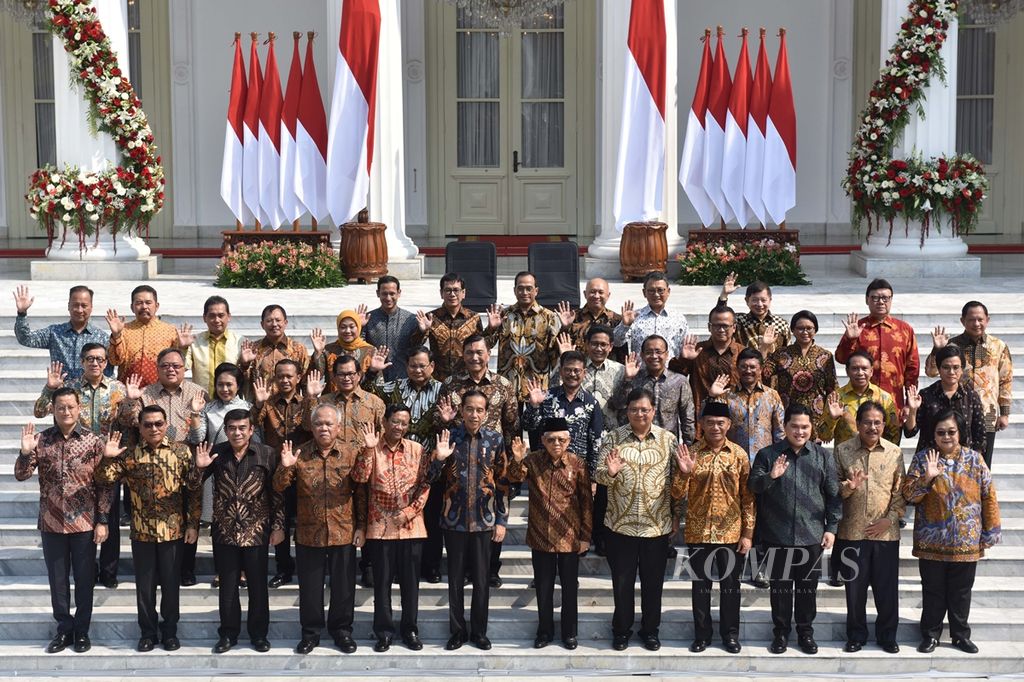 Presiden Joko Widodo bersama Wakil Presiden Ma'ruf Amin berfoto bersama para calon menteri yang akan dilantik di halaman depan Istana Merdeka, Jakarta, Rabu (23/10/2019). 