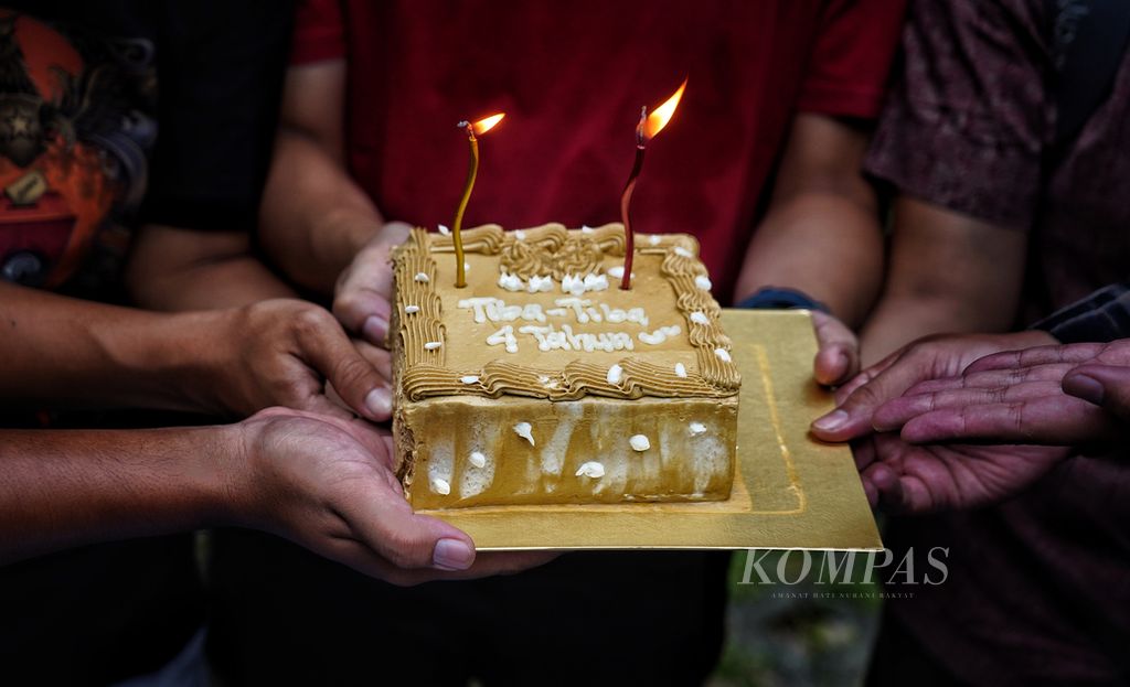 Kue ulang tahun yang dibawa para aktivis Indonesia Corruption Watch (ICW) dijadikan simbol satir peringatan ketika menggelar aksi teatrikal 4 Tahun Harun Masiku Tak Tertangkap di depan Gedung Komisi Pemberantasan Korupsi (KPK), Jakarta, Senin (15/1/2024). 