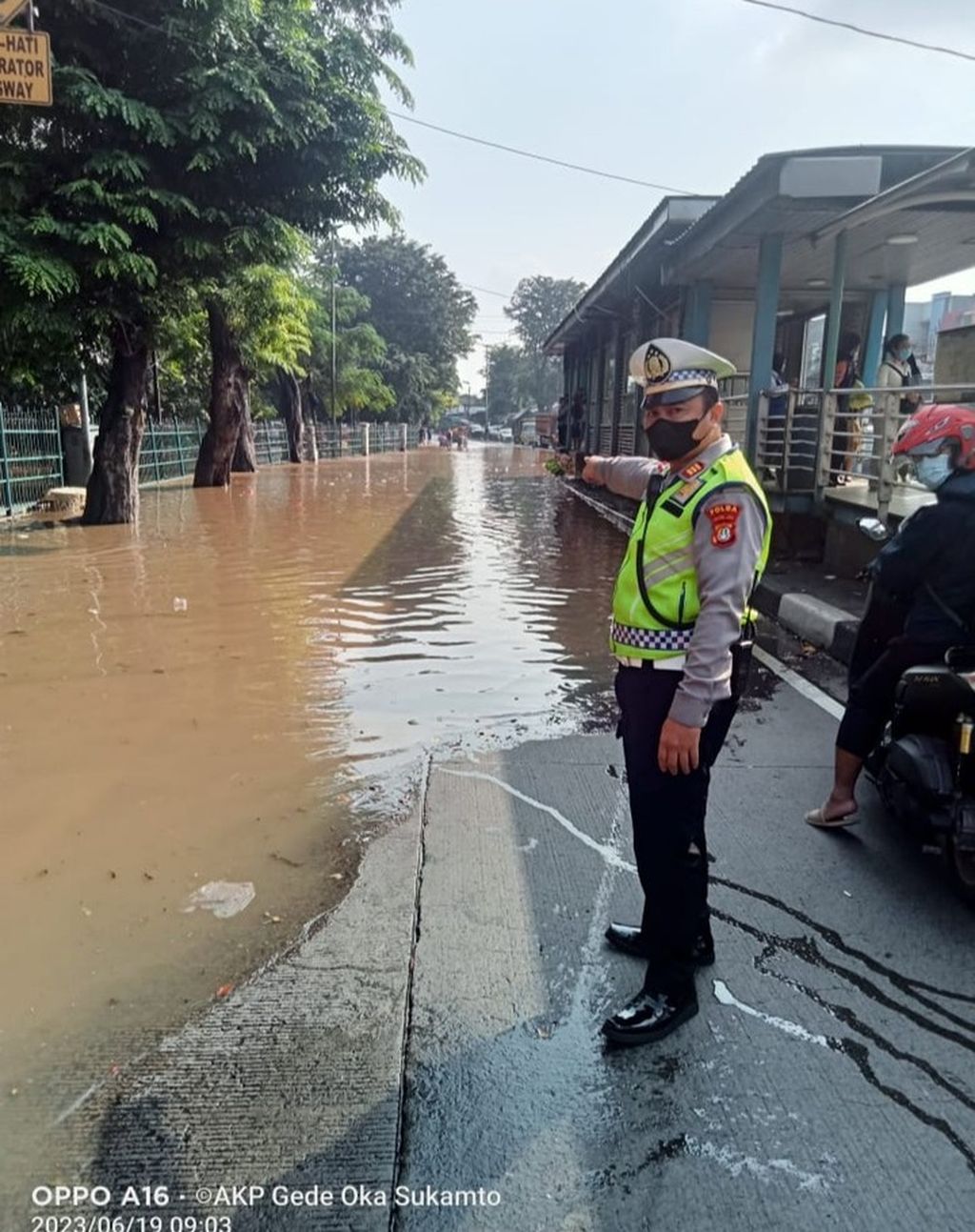 Intensitas hujan yang tinggi menyebabkan banjir di sejumlah lokasi di Jakarta, 19/6/2023).