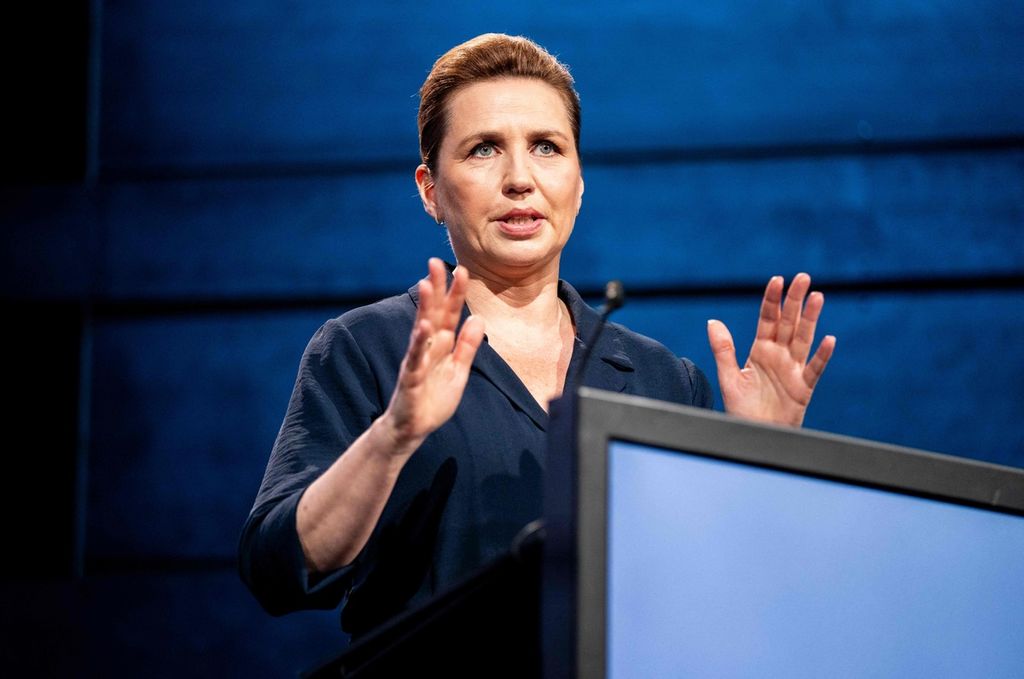 Perdana Menteri Denmark Mette Frederiksen berpidato pada Pertemuan Puncak Demokrasi Copenhagen Ke-7 di Royal Danish Playhouse, Copenhagen, Denmark, Selasa (14/5/2024). 