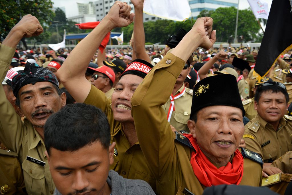 Ribuan kepala desa meneriakkan yel-yel saat unjuk rasa menuntut revisi UU Desa, di depan Gedung DPR, Jakarta, Selasa (17/1/2022). 