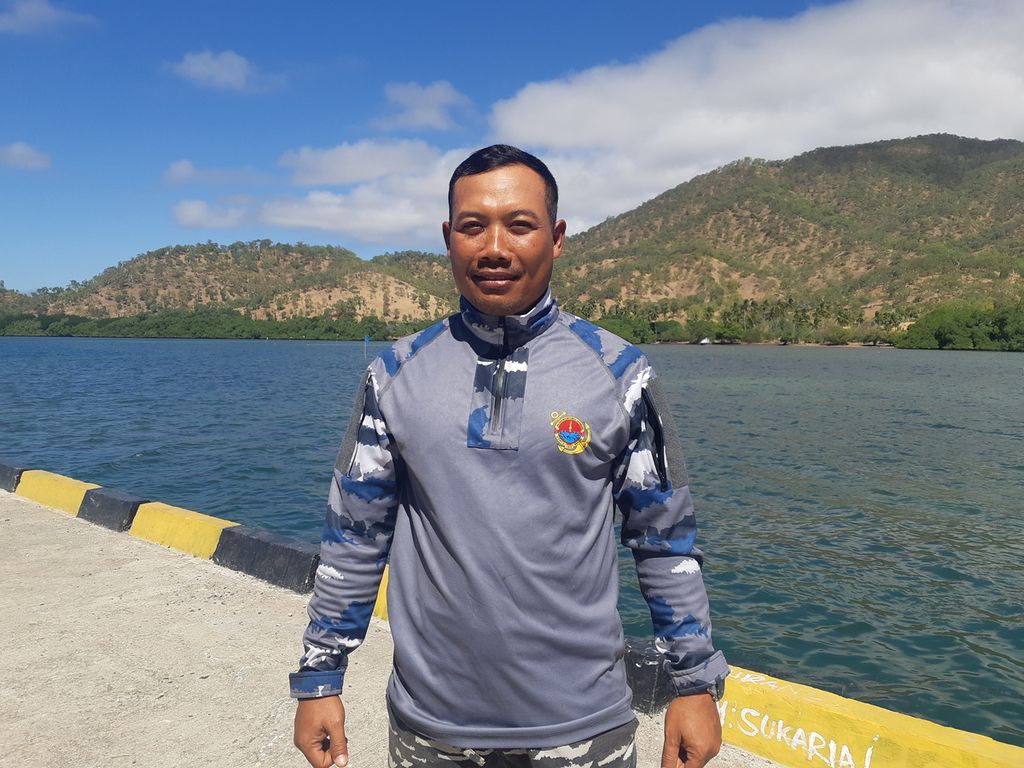  Letnan Satu Laut (P) Jumadi, prajurit TNI AL yang bertugas di Pulau Lirang, Maluku.