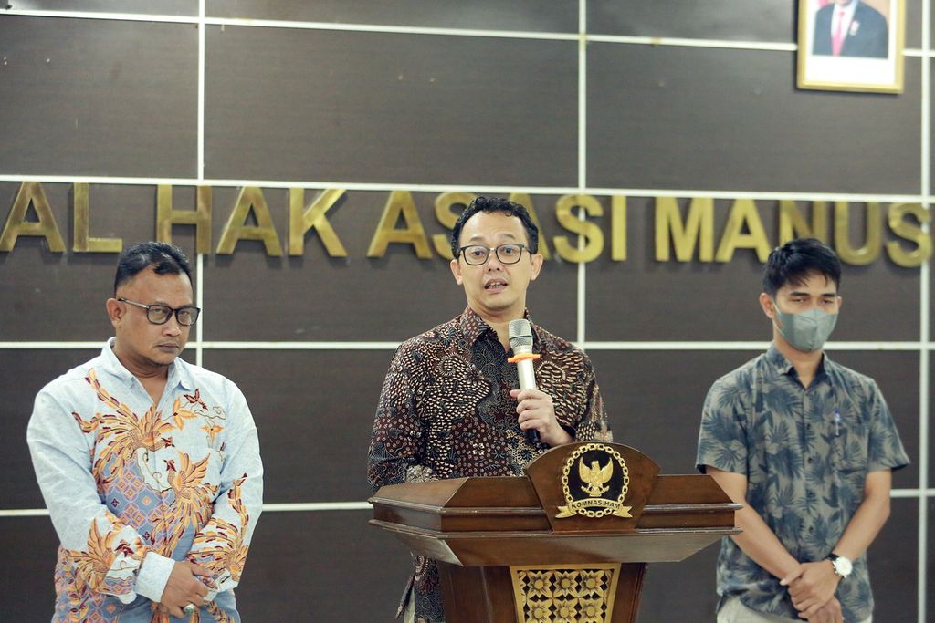 Komisioner Komnas HAM, Beka Ulung Hapsara, menyampaikan hasil dari pertemuan dengan Ketua Umum PSSI dan pemegang hak siar Liga 1 di Jakarta, Kamis (13/10/2022). Pada pertemuan itu, Komnas HAM meminta keterangan PSSI perihal regulasi penyelenggaraan pertandingan. 