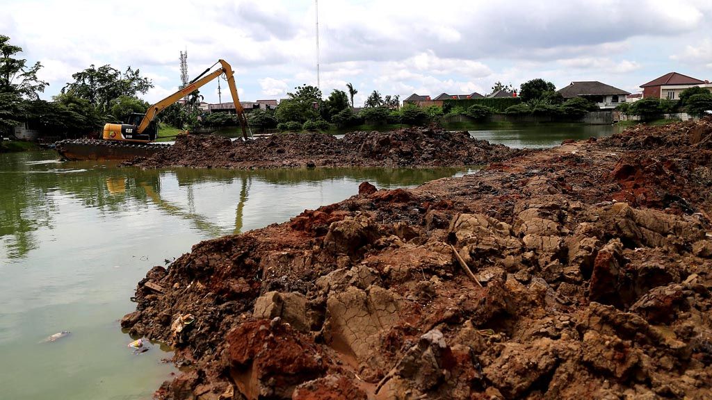 Petugas Unit Pengelola Kegiatan Badan Air Dinas Lingkungan Hidup DKI Jakarta membersihkan situ dari sampah di Situ Pesanggrahan, Petukangan Selatan, Jakarta Selatan, Senin (19/2). Situ itu antara lain untuk menampung air saat musim hujan sehingga bisa mencegah banjir.