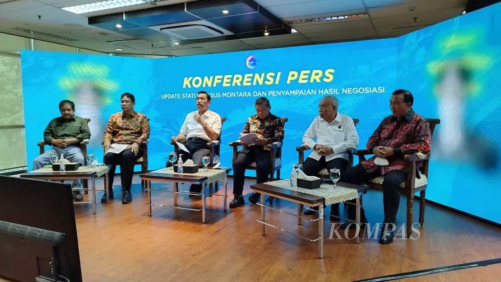 Menteri Koordinator Bidang Kemaritiman dan Investasi Luhut Binsar Pandjaitan (ketiga dari kiri) saat konferensi pers tentang perkembangan kasus tumpahan minyak Montara, di Jakarta, Kamis (24/11/2022).