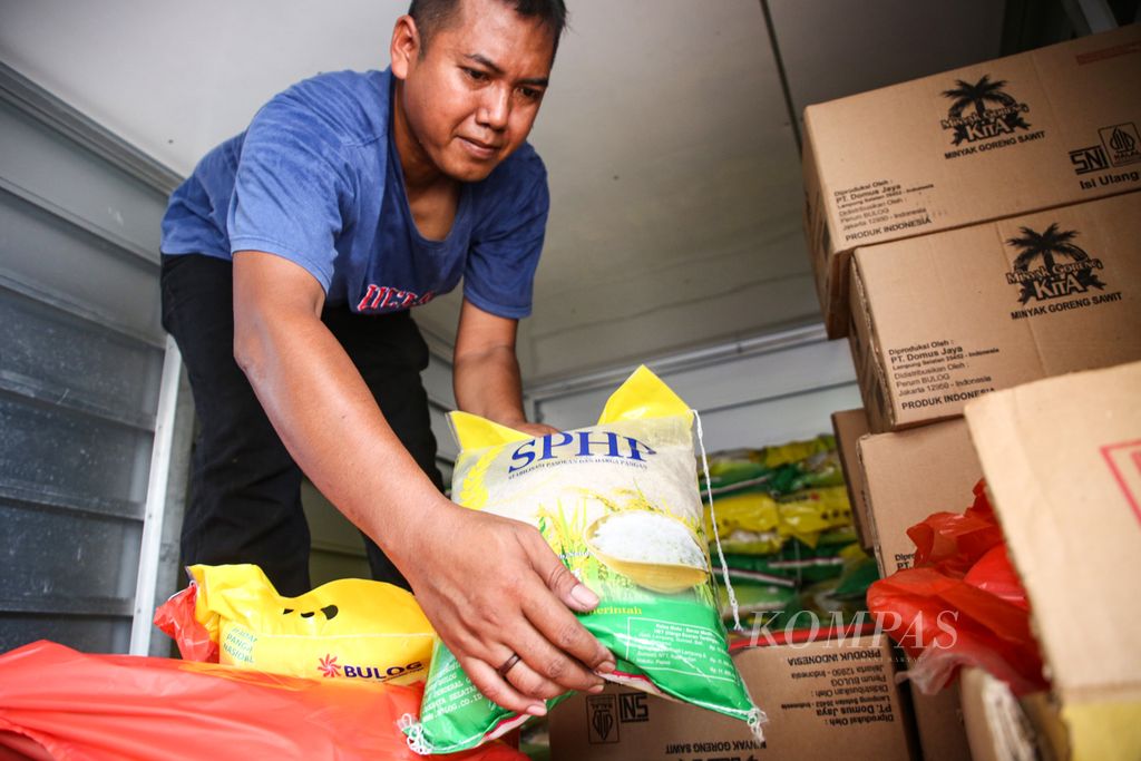 Seorang petugas mengemas beras program Stabilisasi Pasokan dan Harga pangan (SPHP) dari Perum Bulog kemasan 5 kilogram di kegiatan Gerakan Pangan Murah di Kecamatan Larangan, Kota Tangerang, Banten, Senin (6/11/2023).