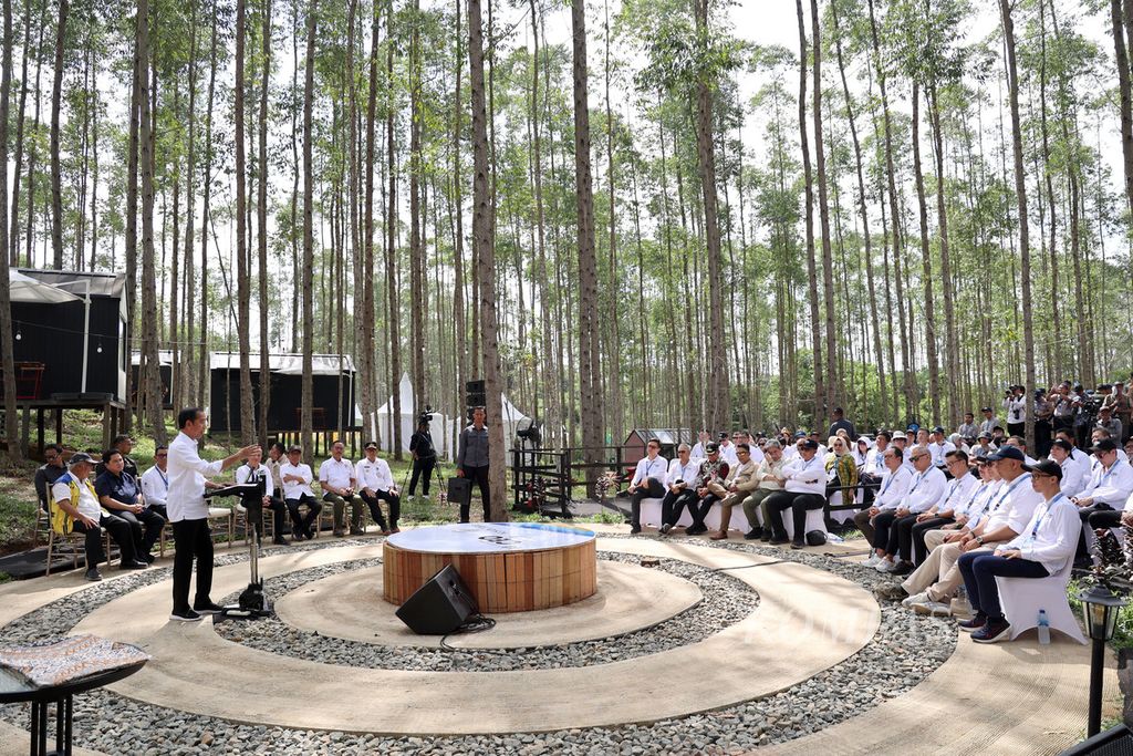 Presiden Joko Widodo menyampaikan sambutan saat acara dialog Kompas100 CEO Forum Powered by PLN di kawasan glamping Ibu Kota Nusantara di Penajam Paser Utara, Kalimantan Timur, Kamis (2/11/2023). 