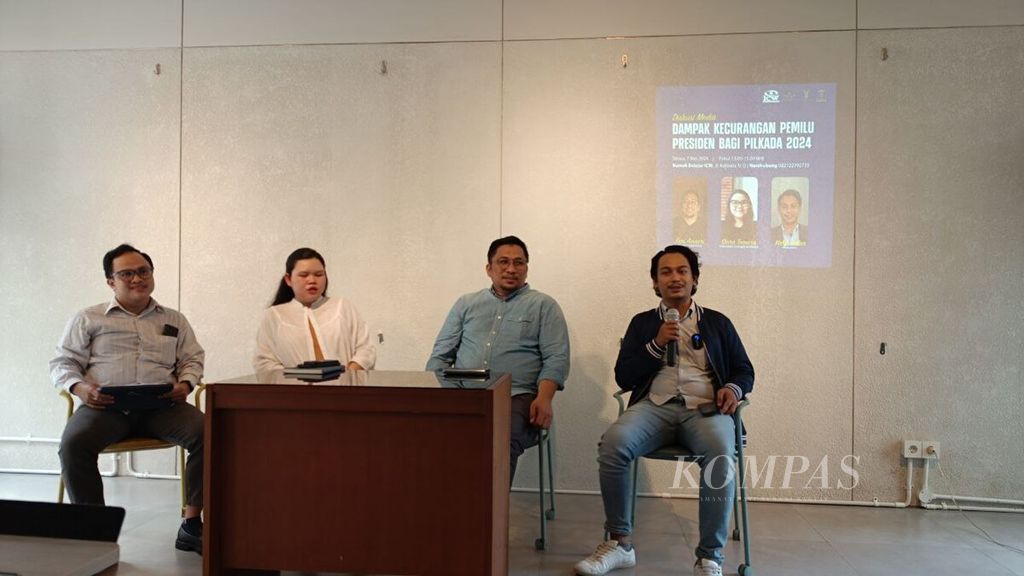 Peneliti Indonesia Corruption Watch Seira Tamara (dua dari kiri) menjadi pembicara dalam diskusi bertema &quot;Dampak Kecurangan Pemilu Presiden bagi Pilkada 2024&quot; di Jakarta, Selasa (7/5/2024).