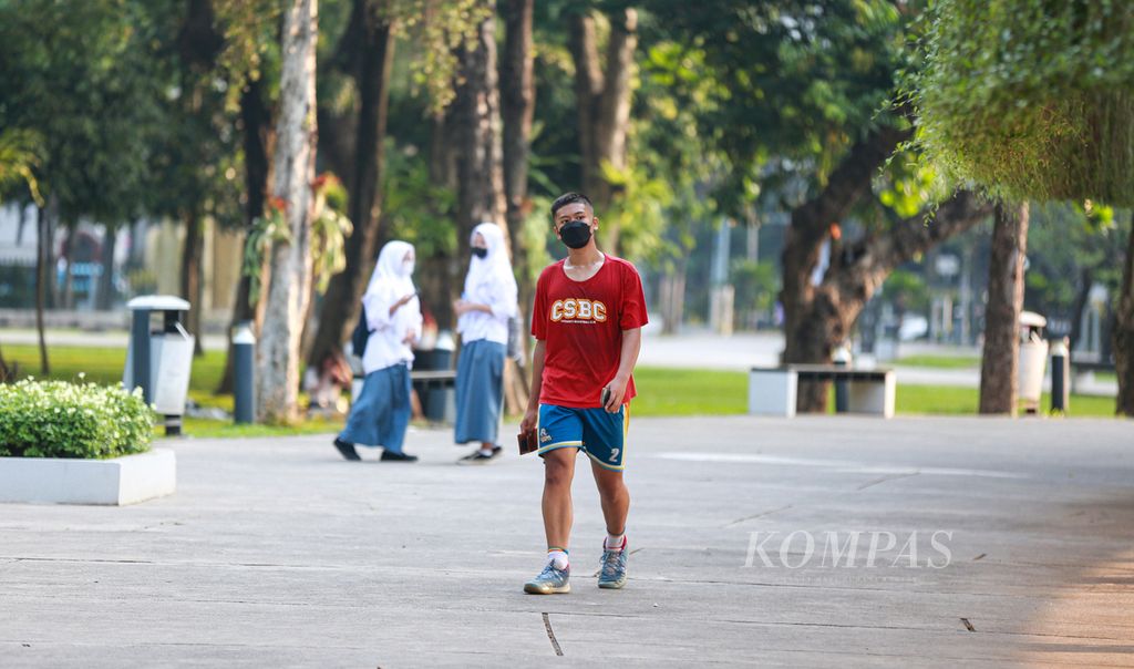 Seorang remaja berolahraga di Taman Lapangan Banteng, Jakarta Pusat, Jumat (27/5/2022). Olahraga dapat menjadi pilihan untuk lepas sejenak dari gawai.