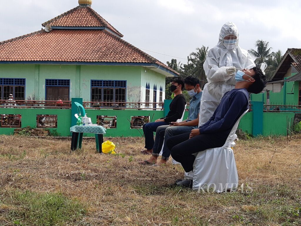 Tes usap (<i>swab</i>) antigen acak digelar di Desa Negara Ratu, Kecamatan Natar, Kabupaten Lampung Selatan, Lampung, Jumat (13/8/2021). 