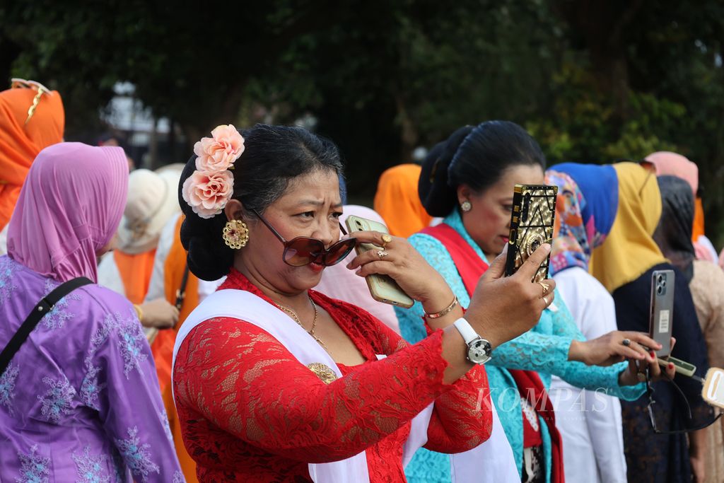 Perempuan berkebaya mengikuti acara peringatan Hari Kebaya Nasional di kawasan Concourse Candi Borobudur, Magelang, Jawa Tengah, Rabu (24/7/2024). Peringatan Hari Kebaya Nasional yang pertama di tempat itu diikuti sekitar 1.500 perempuan berkebaya dari 42 organisasi. Pemerintah menetapkan 24 Juli sebagai Hari Kebaya Nasional sebagai wujud kebanggaan terhadap kebaya sebagai salah satu aset budaya bangsa.