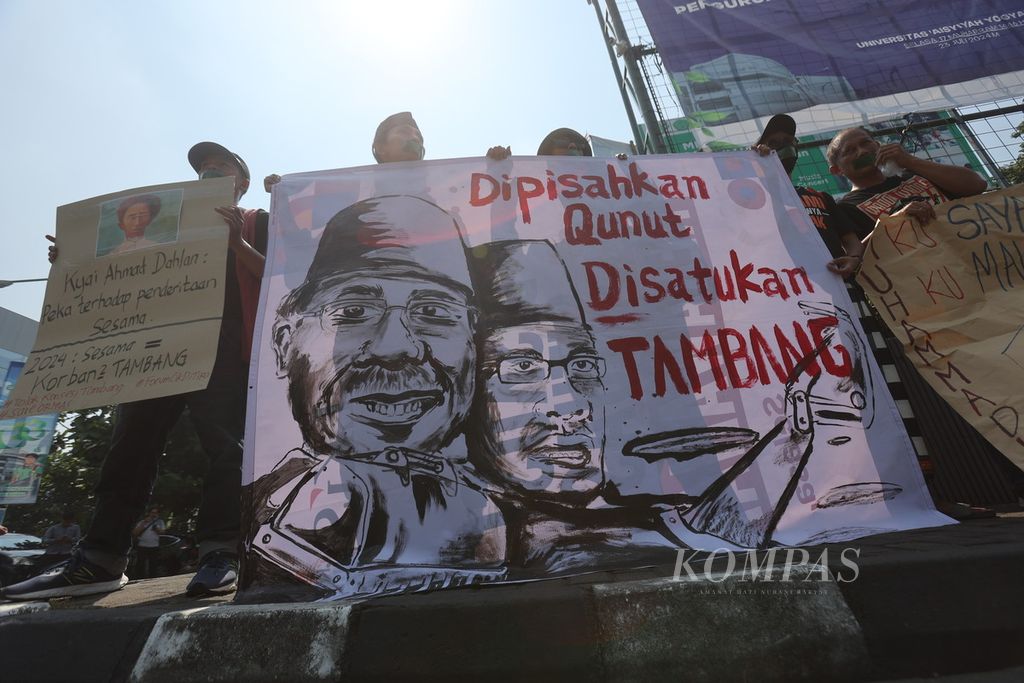 Pengunjuk rasa dari Forum Cik Di Tiro dan Jaringan Gugat Demokrasi menggelar aksi protes saat berlangsung kegiatan Konsolidasi Nasional Muhammadiyah di Universitas Aisyiyah Yogyakarta, Kabupaten Sleman, Daerah Istimewa Yogyakarta, Sabtu (27/7/2024). 