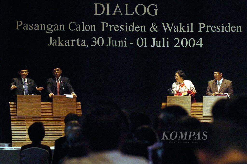 The first day of the presidential and vice presidential candidate debate organized by the General Election Commission featured the pairs Amien Rais-Siswono Yudo Husodo and Megawati Soekarnoputri-Hasyim Muzadi at Hotel Borobudur, Jakarta on Wednesday (June 30, 2004). The debate was considered to be suboptimal, among other reasons, due to the extremely limited time allotted.