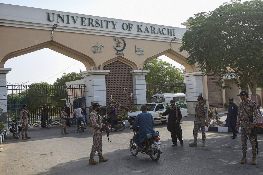 Aparat memeriksa pengendara sepeda motor di pos pemeriksaan di depan gerbang Universitas Karachi di Karachi, Pakistan, Rabu (27/4/2022), sehari setelah serangan bom bunuh diri di dekat Institut Konfusius.