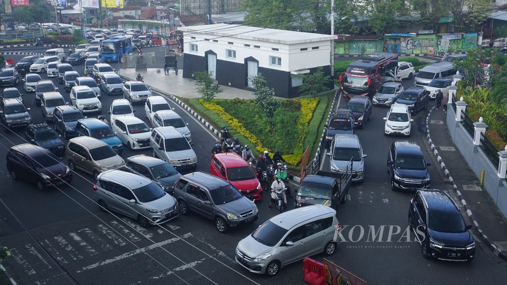 Kondisi kemacetan yang disebabkan antrean kendaraan yang akan memasuki Jalan Malioboro, Yogyakarta, Sabtu (7/5/2022). Kepadatan disebabkan oleh wisatawan yang menjadikan kendaraan pribadi sebagai pilihan utama untuk mengakses kawasan wisata tersebut. Hampir 5.000 kendaraan bermotor melintasi jalan tersebut setiap jamnya pada puncak kemacetan.