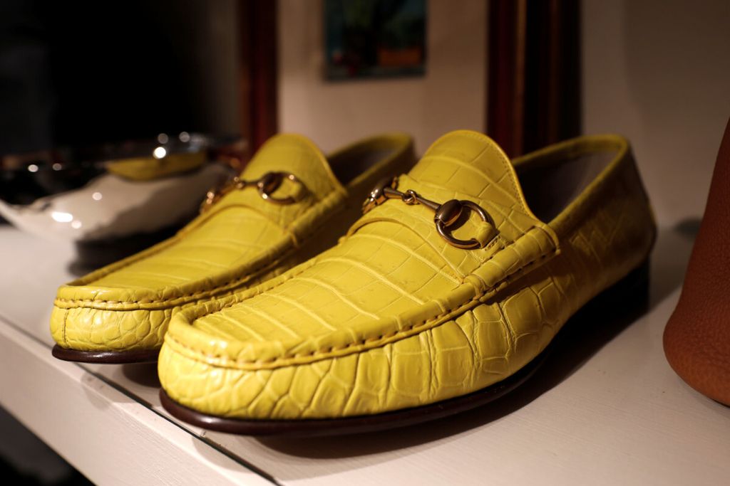 Sepatu dari kulit buaya buatan jenama Gucci dipamerkan di The Real Shop di Manhattan, New York, Amerika Serikat, 18 Mei 2018.      
