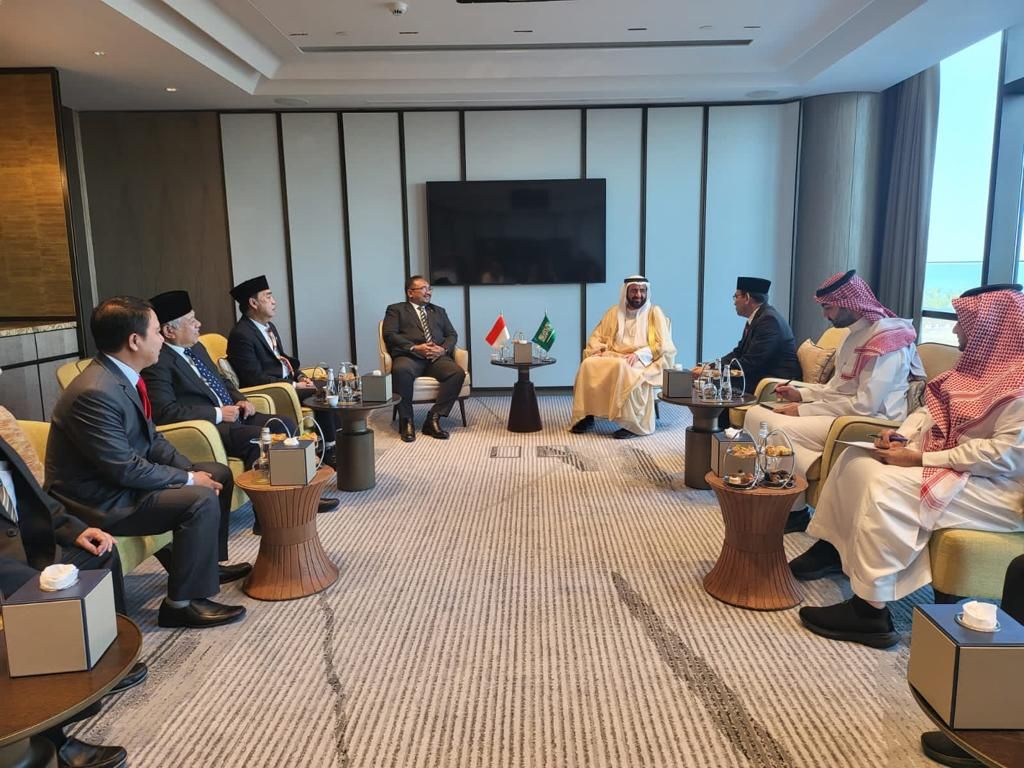 Delegasi Indonesia dan delegasi Arab Saudi dalam acara penandatanganan kesepakatan ibadah haji 2023 di Jeddah, Arab Saudi. Minggu (8/1/2023).