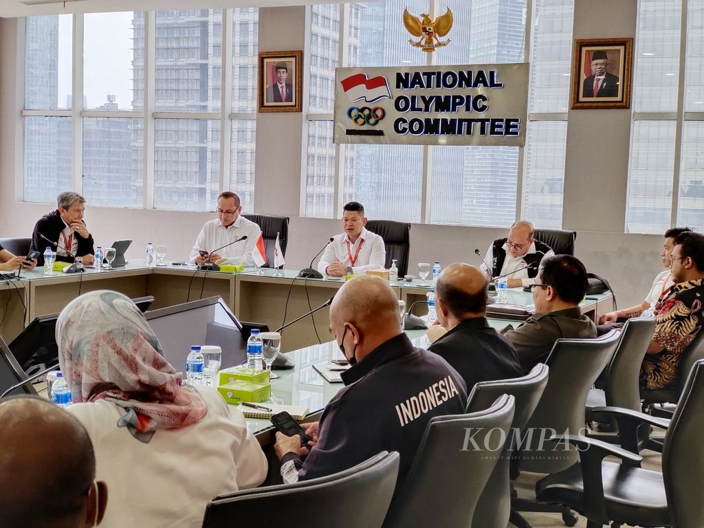 Rapat koordinasi antara Komite Olimpiade Indonesia (KOI) dan sejumlah pengurus induk cabang olahraga mengenai persiapan penyelenggaraan World Beach Games 2023 di Jakarta, Senin (12/9/2022). Rapat dipimpin Ketua KOI Raja Sapta Oktohari (tengah). 
