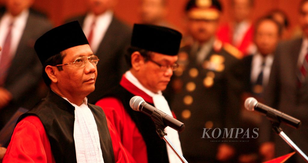 Mahfud MD (kiri) dan Abdul Mukthie Fadjar masing-masing disumpah sebagai Ketua dan Wakil Ketua Mahkamah Konstitusi (MK) periode 2008-2011 di Kantor MK, Jakarta, 21 Agustus 2008. 
