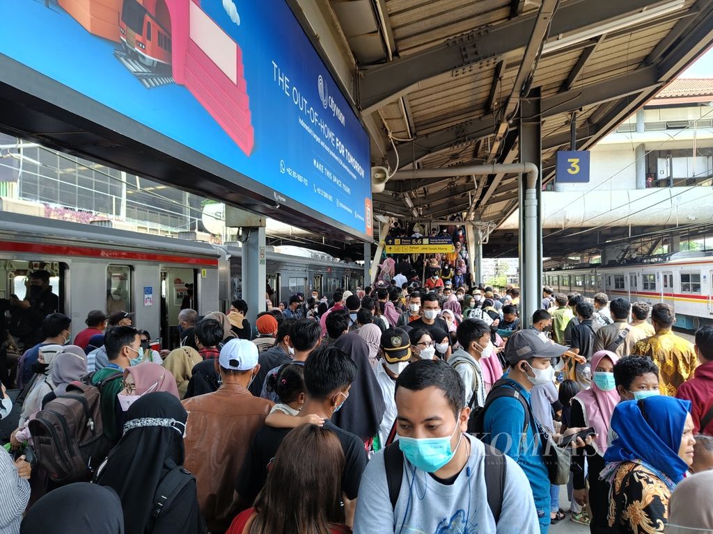 Kepadatan di Stasiun Tanah Abang, Jakarta, tidak hanya terjadi pada hari kerja. Pada libur akhir pekan stasiun ini juga padat akan warga yang menggunakan KRL Commuterline, seperti terlihat pada Sabtu (11/3/2023) siang. 