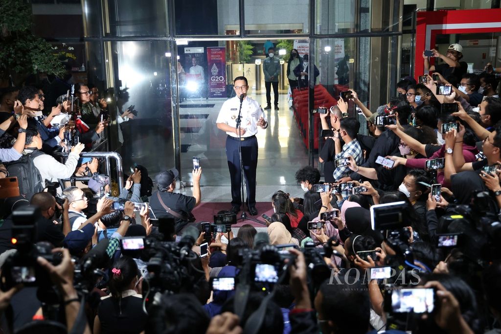 Gubernur DKI Jakarta Anies Baswedan seusai menjalani pemeriksaan sebagai saksi di Gedung KPK, Jakarta, Rabu (7/9/2022). Anies diperiksa selama 11 jam terkait dengan perencanaan, penganggaran, pelaksanaan, dan pertanggungjawaban pergelaran Formula E, Juni 2022. 