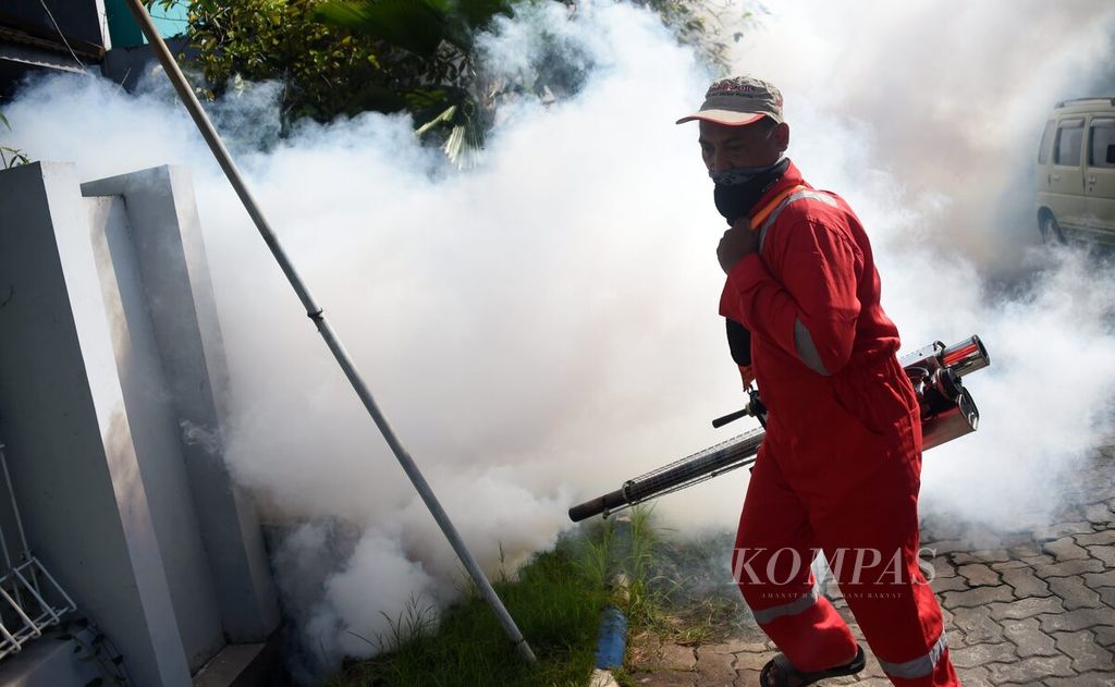 Petugas melakukan <i>fogging</i> di komplek perumahan Deltasari Indah, kecamatan Waru , Kabupaten Sidoarjo, Minggu (13/6/2021). 
