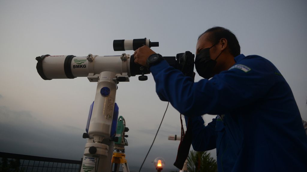 Petugas Badan Meteorologi Klimatologi dan Geofisika (BMKG) menggunakan teropong untuk memantau hilal di tempat wisata Heha Sky View, Patuk, Gunung Kidul, DI Yogyakarta, Selasa (11/5/2021). 