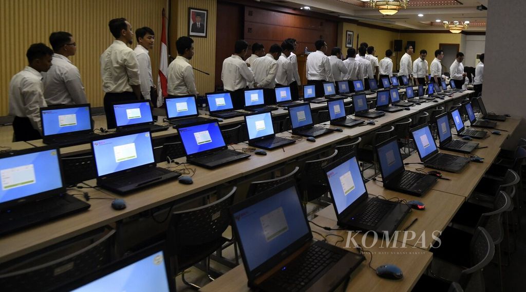 Para peserta penerimaan calon pegawai negeri sipil (CPNS) di lingkungan Pemerintah Provinsi DKI Jakarta memasuki ruang ujian untuk mengikuti seleksi kompetensi dasar (SKD) di Kantor Walikota Jakarta Selatan, Senin (17/2/2020). 