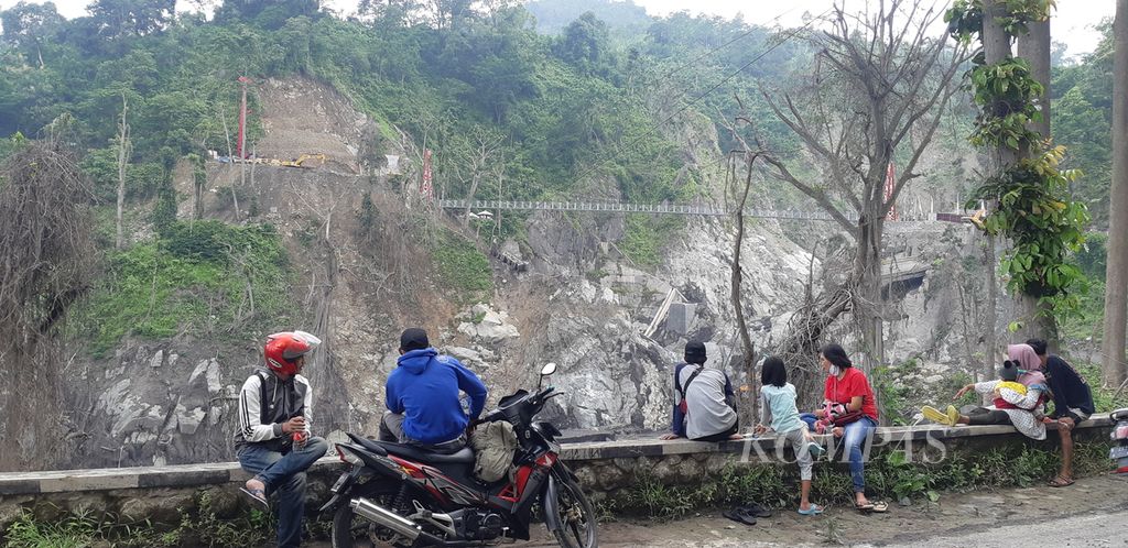 Pada Minggu (24/4/2022), masyarakat menonton jembatan gantung Gladak Perak di Lumajang, Jawa Timur. Jembatan yang sebelumnya putus akibat terdampak erupsi Semeru pada 4 Desember 2021 itu kini sudah siap dilintasi pemudik sepeda motor pada Lebaran 2022.