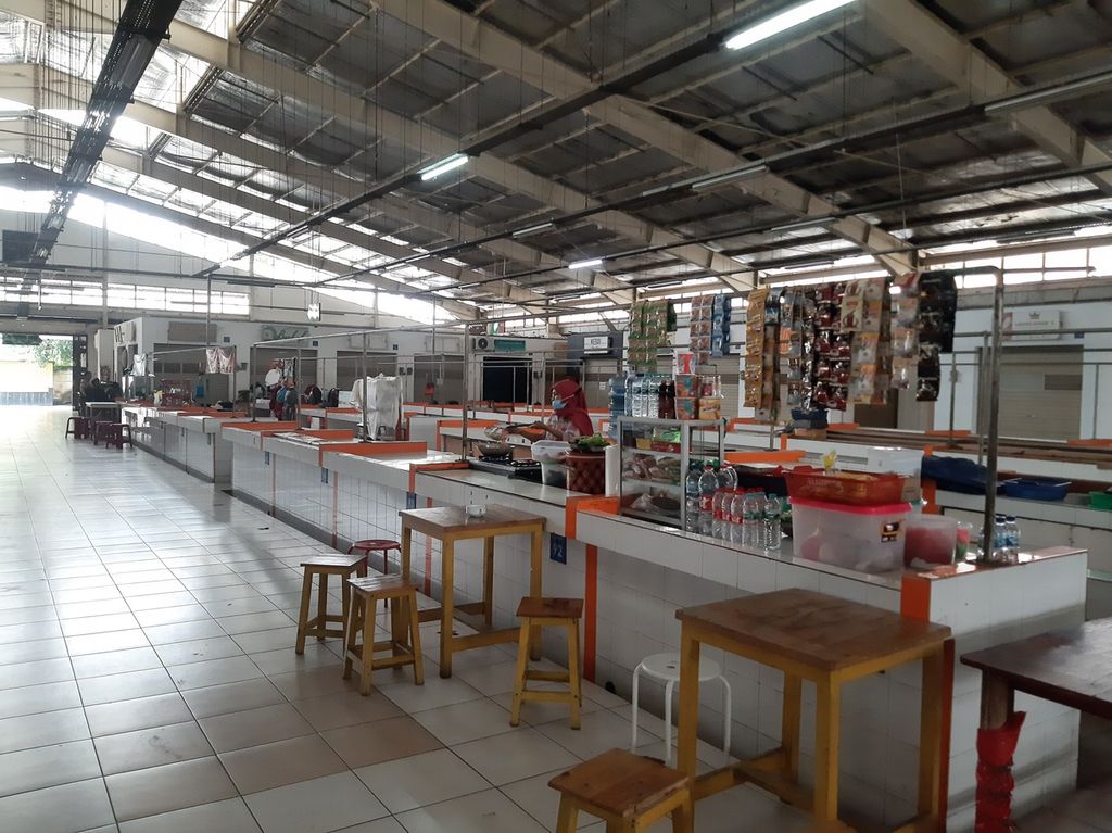 Pedagang warung kopi di Pasar Kita, Pamulang, Kota Tangerang Selatan, Kamis (16/3/2023). Lapak-lapak yang disediakan untuk pedagang masih banyak yang kosong tidak terisi.