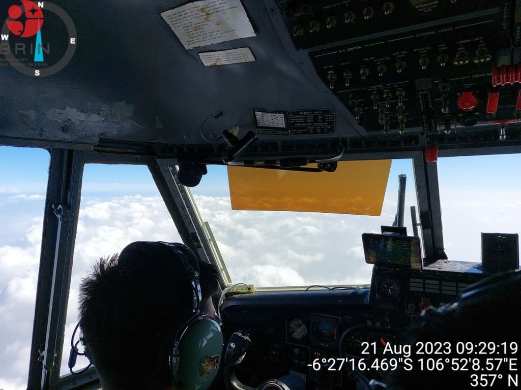 Penampakan langit Jakarta dari kokpit pesawat CASA 212 registrasi A2108 milik TNI AU saat tim melakukan operasi teknologi modifikasi cuaca untuk mengurangi polusi udara di Jabodetabek dan Jawa Barat pada Senin (21/8/2023). Tim gabungan ini terdiri dari Badan Riset dan Inovasi Nasional (BRIN); Badan Meteorologi, Klimatologi, dan Geofisika (BMKG); Badan Nasional Penanggulangan Bencana (BNPB); serta TNI AU.
