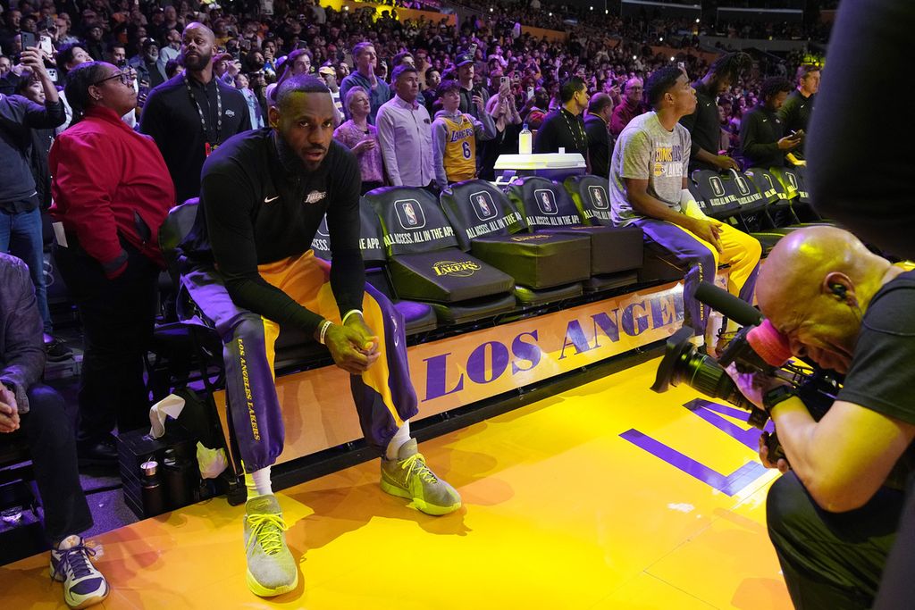 <i>Forward</i> Los Angeles Lakers, LeBron James, duduk di bangku pemain sebelum pertandingan NBA antara Lakers dan Denver Nuggets di Stadion Crypto.com Arena, Los Angeles, Amerika Serikat, Minggu (3/3/2024) WIB. 