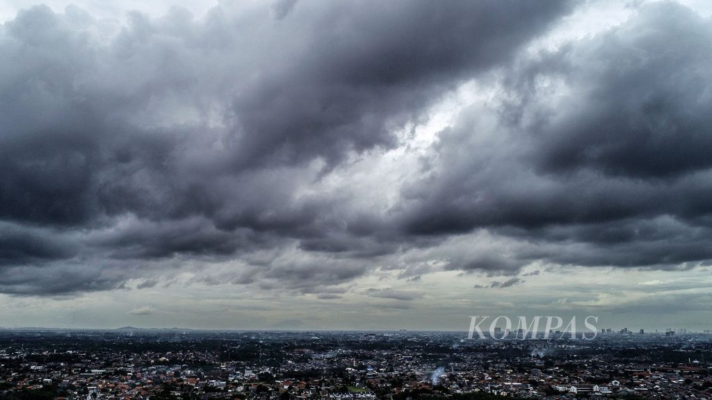 Mendung tebal sebelum hujan deras mengguyur kawasan Jakarta Selatan, Depok, dan Tangerang Selatan, Sabtu (19/12/2020).