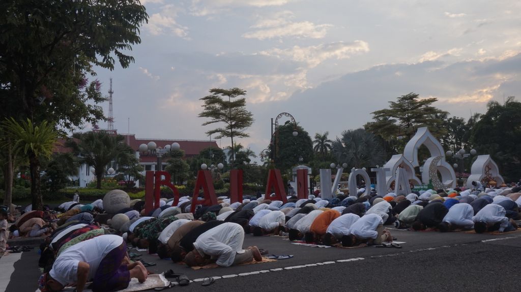Suasana shalat Idul Fitri 1 Syawal 1444 Hijriah di Taman Surya Balai Kota Surabaya, Jawa Timur, Sabtu (22/4/2023). Sekitar 5.000 jiwa warga dan aparatur Pemerintah Kota Surabaya mengikuti shalat Id di Taman Surya yang merupakan satu di antara 200 lokasi shalat Idul Fitri 2023.