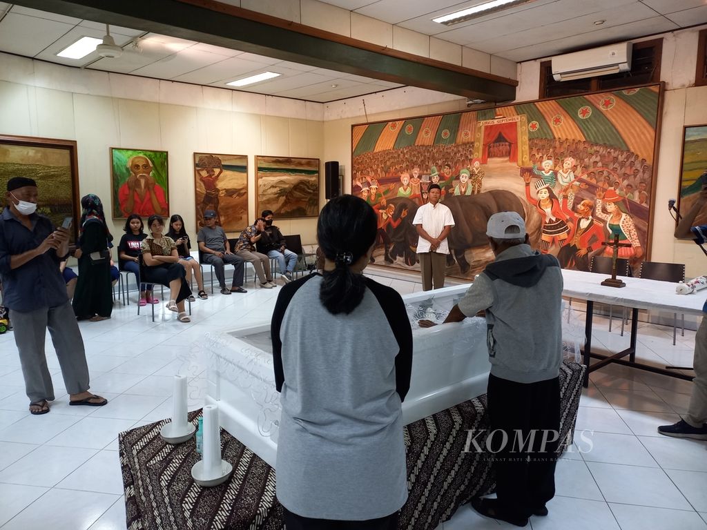 Sejumlah orang melayat di rumah duka pelukis senior Djoko Pekik, Sabtu (12/8/2023), di Dusun Sembungan, Desa Bangunjiwo, Kecamatan Kasihan, Kabupaten Bantul, Daerah Istimewa Yogyakarta. 
