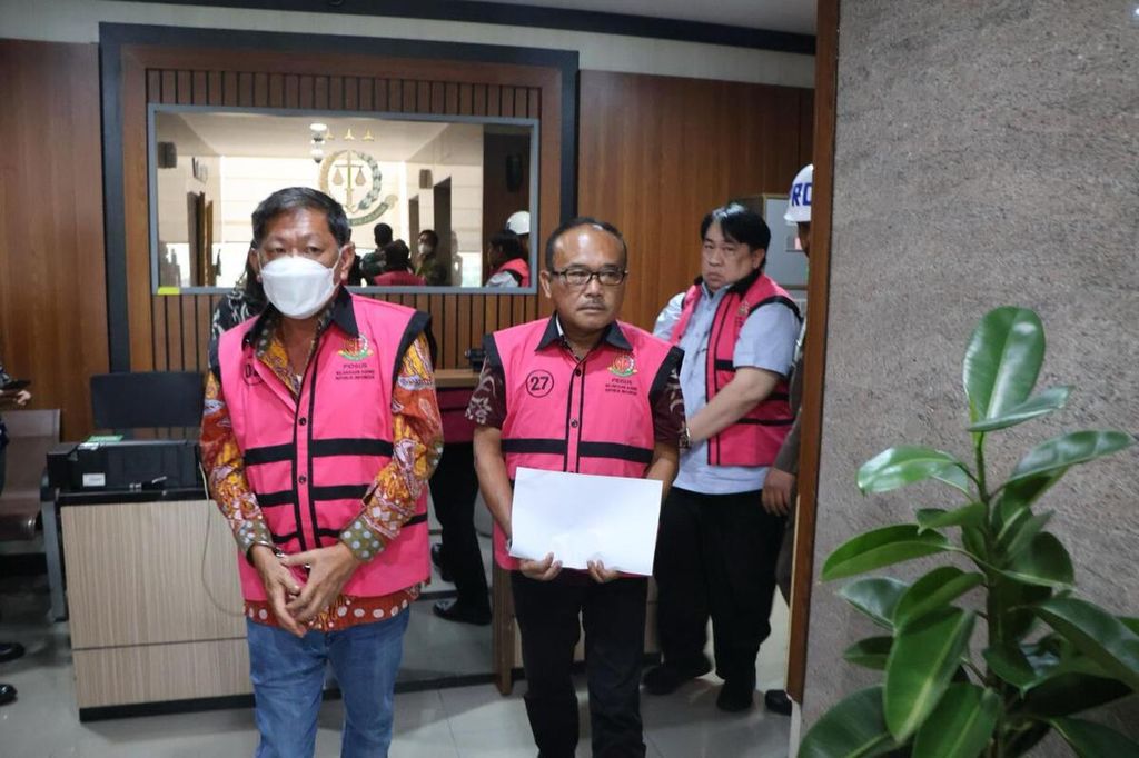 Para tersangka kasus dugaan korupsi tata kelola timah di wilayah IUP PT Timah Tbk ditahan oleh penyidik setelah ditetapkan sebagai tersangka, Jumat (16/2/2024) di Jakarta.