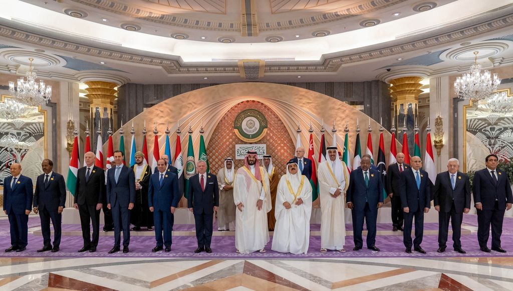 Presiden Suriah Bashar al-Assad (keempat dari kiri) sudah diterima bergabung lagi dengan para pemimpin negara-negara Arab dalam KTT Liga Arab di Jeddah, Arab Saudi, 19 Mei 2023, setelah 12 tahun dikucilkan menyusul perang saudara di Suriah 