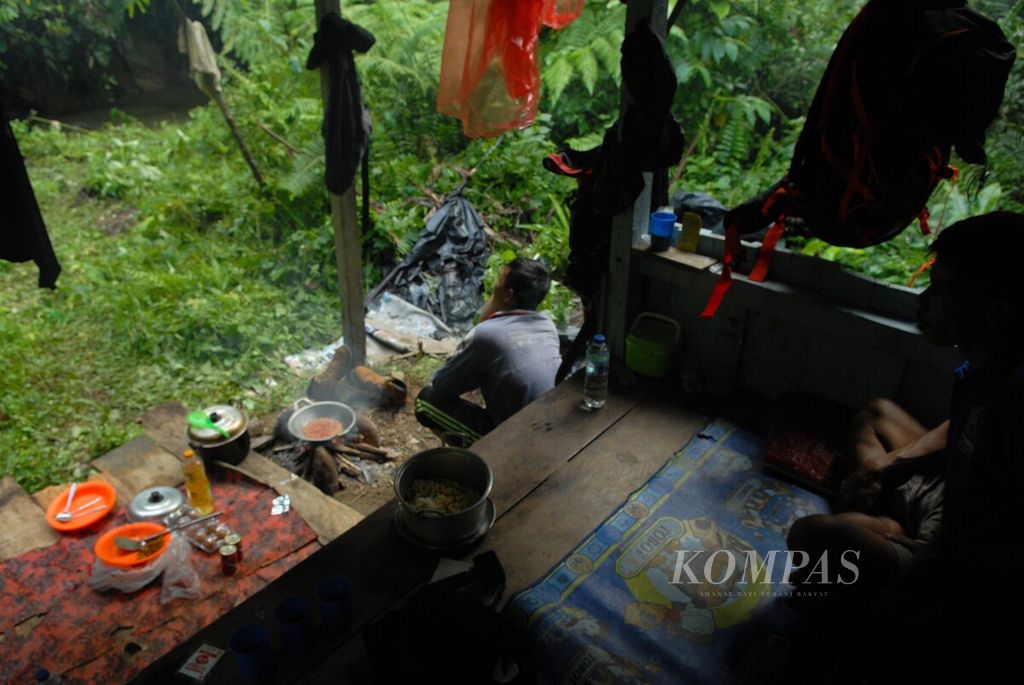 Tim patroli hutan beristirahat di sebuah kamp dalam Hutan Adat Talun Sakti, Dusun Muara Seluro, Desa Raden Anom, Batangasai, Kabupaten Sarolangun, Jambi, Kamis (23/11/2023).
