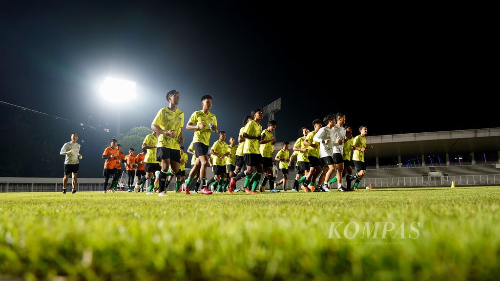 Skuad Tim Nasional U-19 berlari keliling lapangan sesi latihan di Stadion Madya Gelora Bung Karno, Jakarta, Selasa (21/6/2022). Timnas U-19 tengah mempersiapkan diri untuk Kejuaraan Piala AFF U-19 2022 di Indonesia pada awal Juli. Skuad Garuda Muda ini mendapat bimbingan langsung oleh pelatih asal Korea Selatan, Shin Tae-yong, yang sebelumnya telah memimpin tim nasional senior dan juga skuad U-23 yang berlaga pada SEA Games Vietnam lalu. Dalam kejuaraan Piala AFF U-19 2022 ini, Indonesia masuk dalam Grup A. Grup A dalam kejuaraan ini terdapat enam negara, yaitu Indonesia, Myanmar, Vietnam, Thailand, Brunei Darussalam, dan Filipina. 
