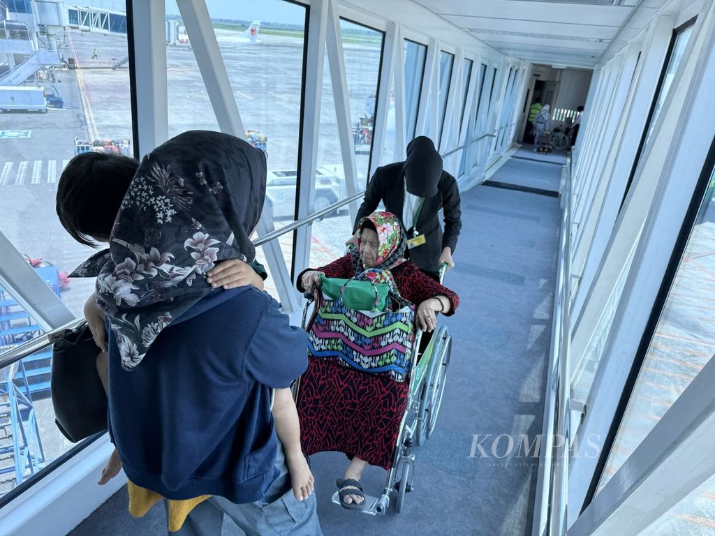 Petugas maskapai membantu penumpang yang menggunakan kursi roda saat akan naik pesawat di Bandara Internasional Lombok, Nusa Tenggara Barat, Rabu (20/3/2024). 