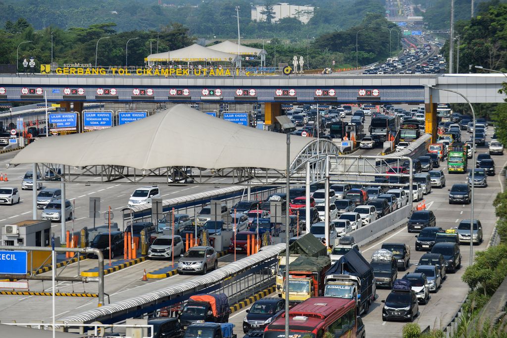 Kepadatan kendaraan terjadi di Gerbang Tol Cikampek Utama 2, Karawang, Jawa Barat, arah Jakarta pada Minggu (30/4/2023). 