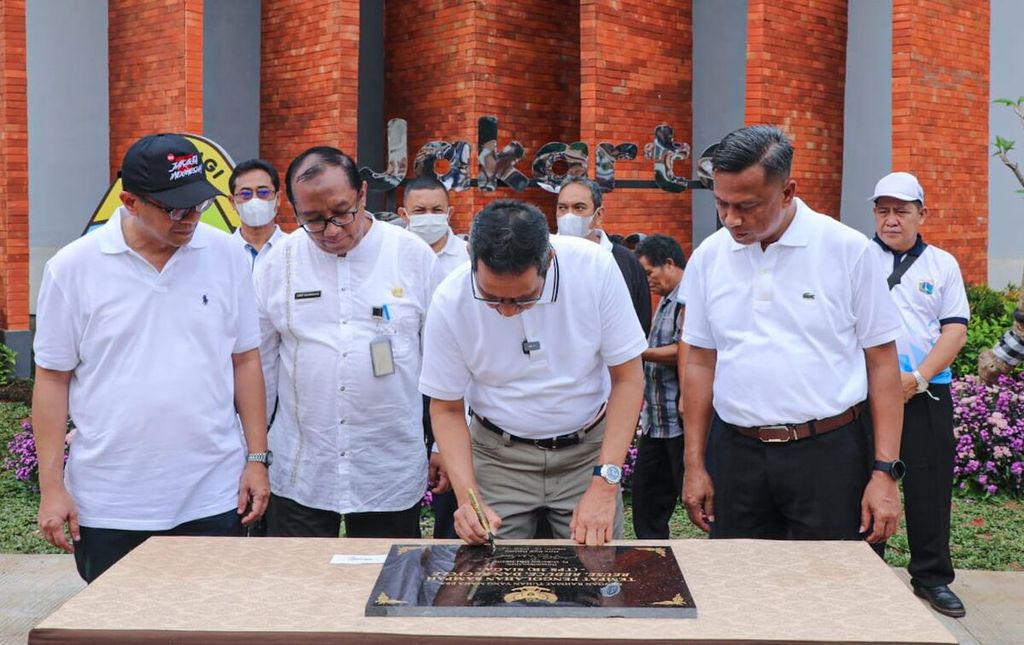 Penjabat Gubernur DKI Jakarta Heru Budi Hartono meresmikan TPS 3R di Pejaten Barat, Kecamatan Pasar Minggu, Jakarta Selatan, Jumat (16/2/2024).