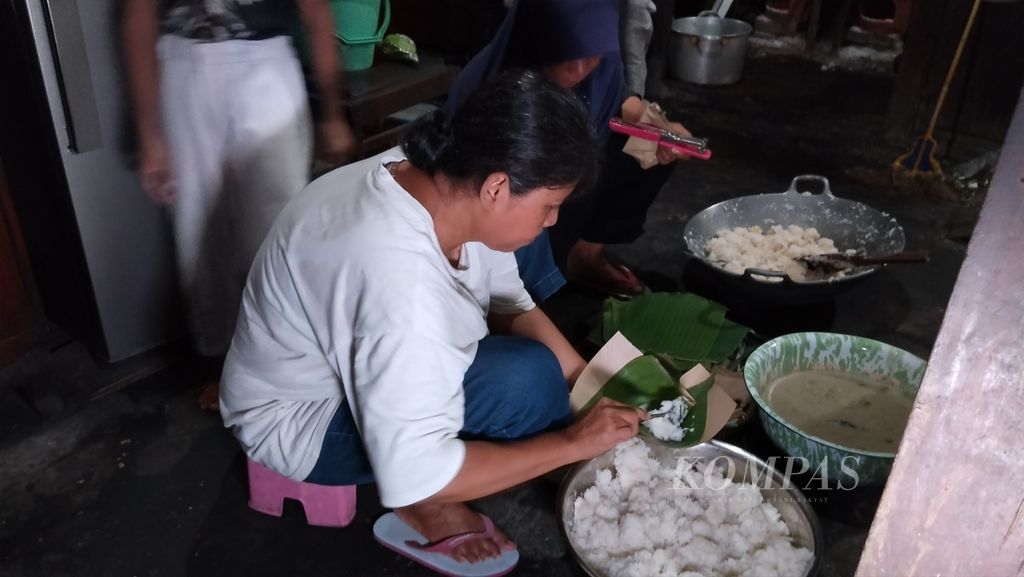 Dewi Halimah (53) menyiapkan pesanan kicak di dapurnya di Kampung Kauman, Kelurahan Ngupasan, Kota Yogyakarta, Daerah Istimewa Yogyakarta, Jumat (15/3/2024).