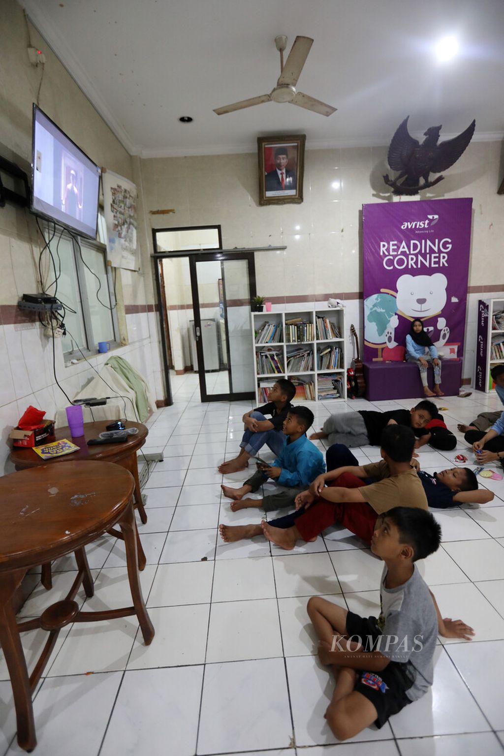 Children at the Kampung Melayu Orphanage, Jakarta, take the time off by watching television together, Sunday (10/30/2022). The orphanage is inhabited by 22 children and bears the school fees of 52 children from around the orphanage area.