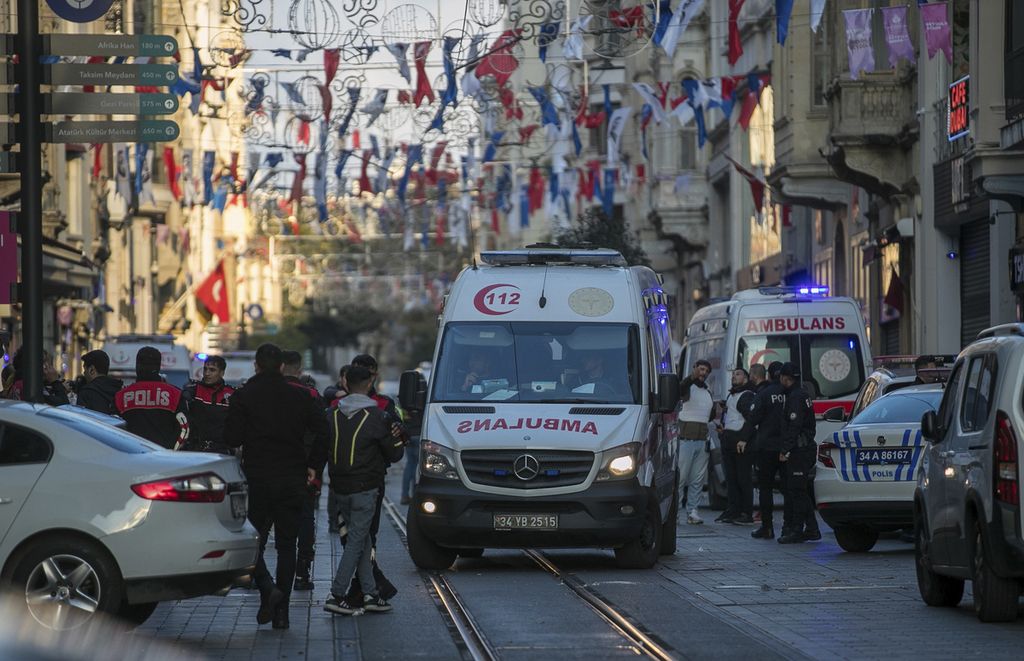 Petugas keamanan dan mobil ambulans terlihat tidak jauh dari lokasi ledakan di Istiklal Avenue, Istanbul, Turki, Minggu (13/11/2022). Delapan orang tewas dan puluhan lainnya terluka dalam peristiwa itu. 